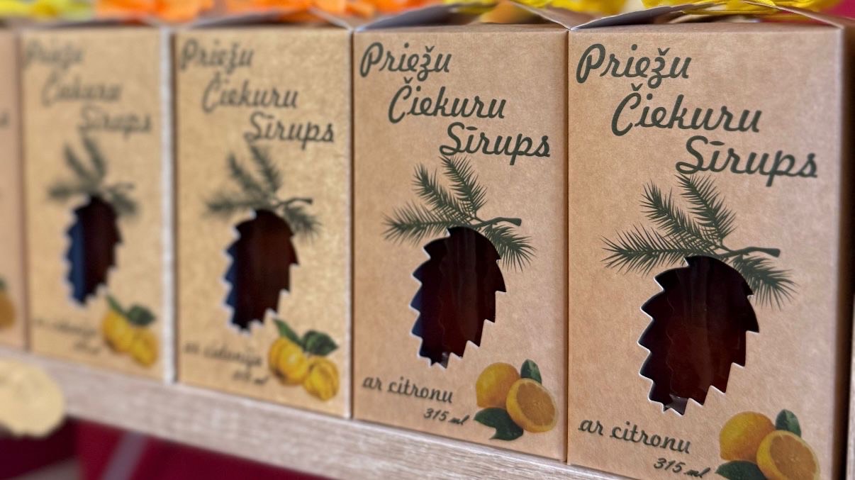 Priežu čiekuru sīrups ar citronu, cidonijām un dzērvenēm